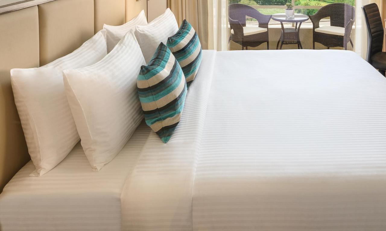 Sandal Suites By Lemon Tree Hotels Noida Exterior foto