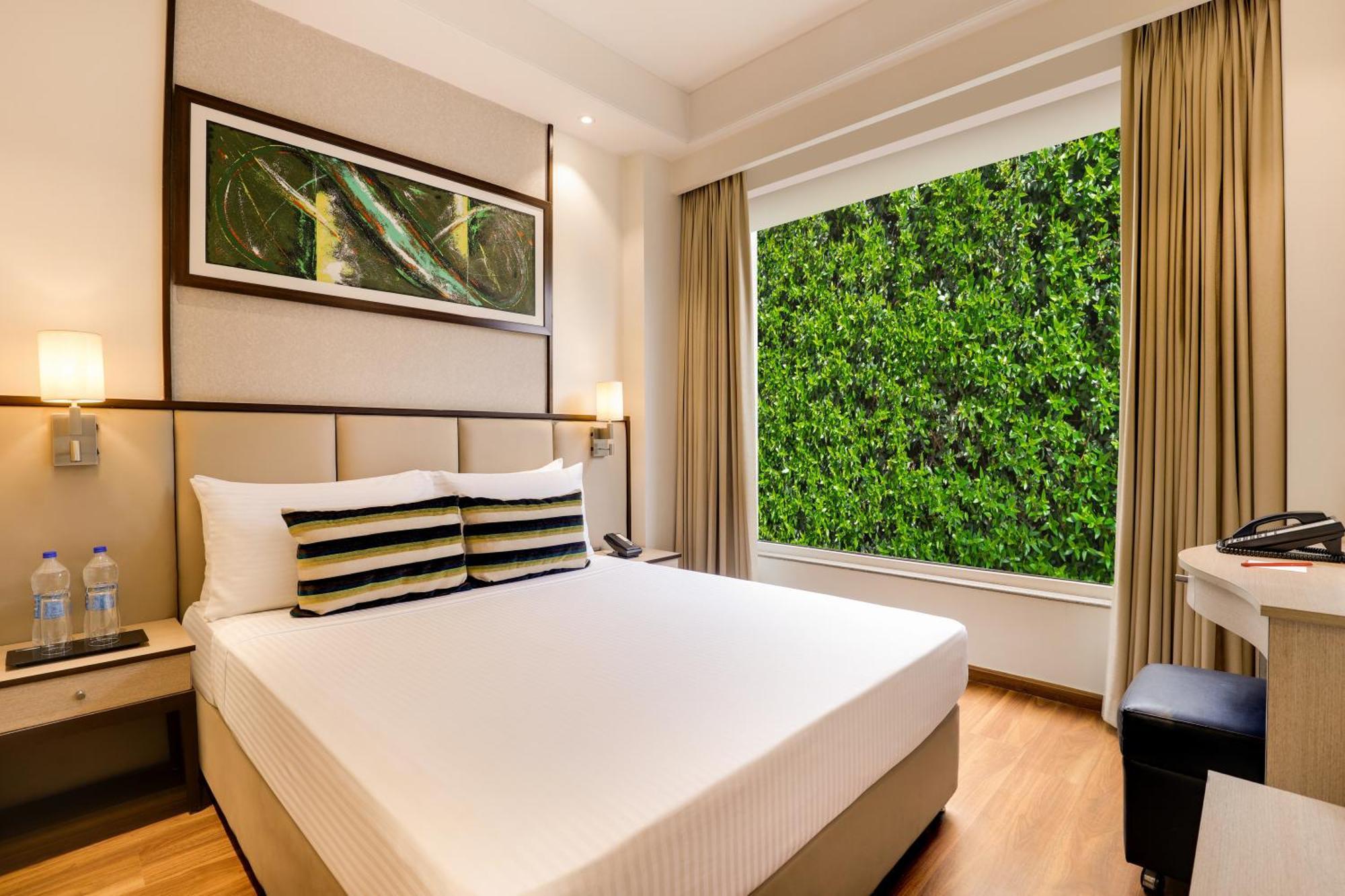 Sandal Suites By Lemon Tree Hotels Noida Exterior foto