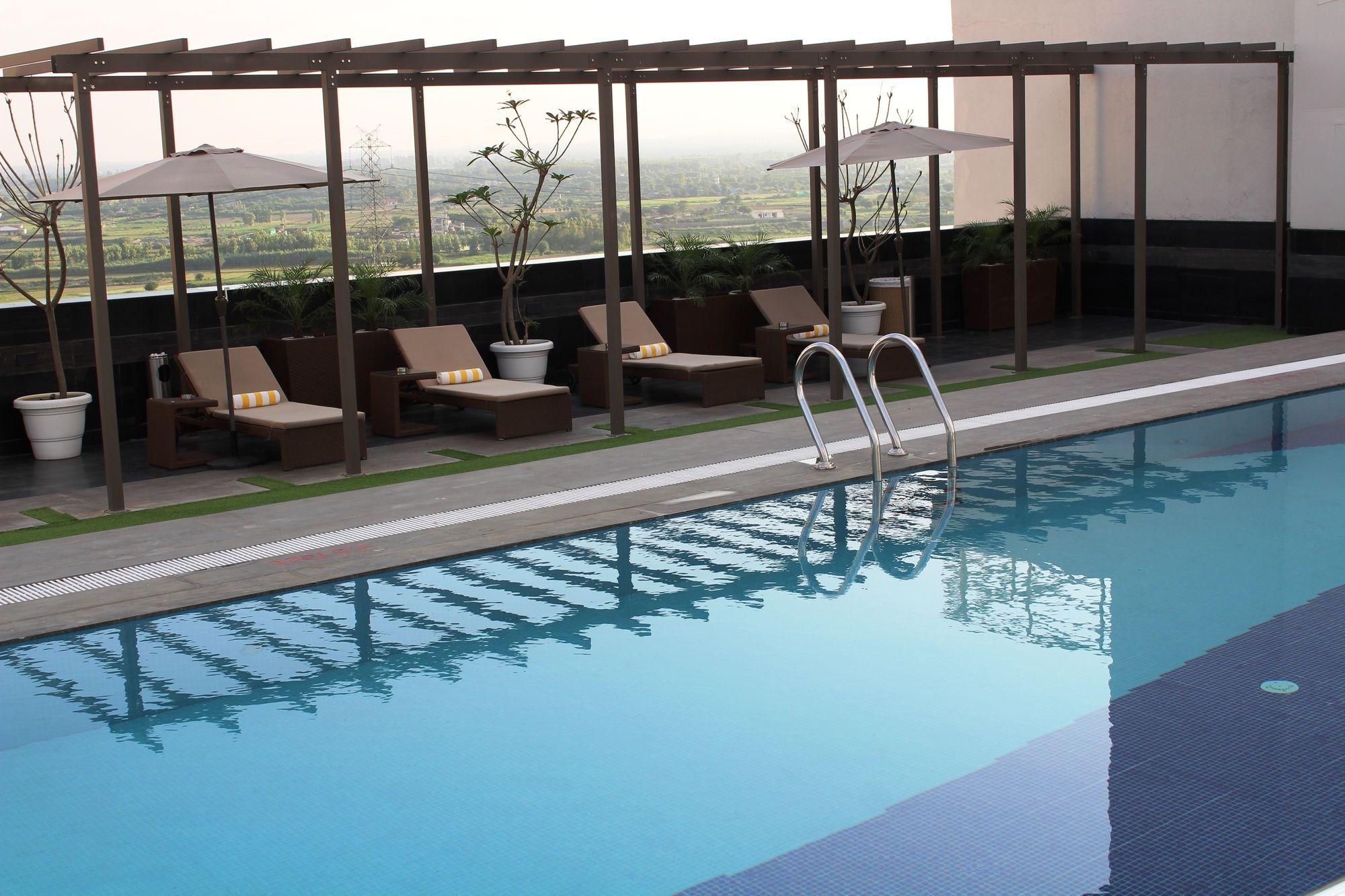 Sandal Suites By Lemon Tree Hotels Noida Exterior foto